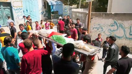 Download Video: فلسطينيون يشيعون طفلة قتلت في غارة إسرائيلية على قطاع غزة