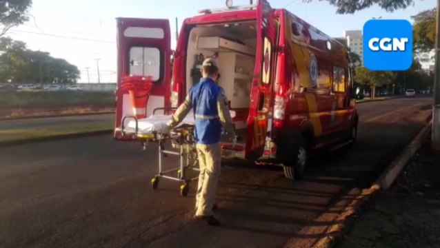 Colisão entre carro e moto deixa duas pessoas feridas no cruzamento da Avenida Piquiri com a Rua Antonina