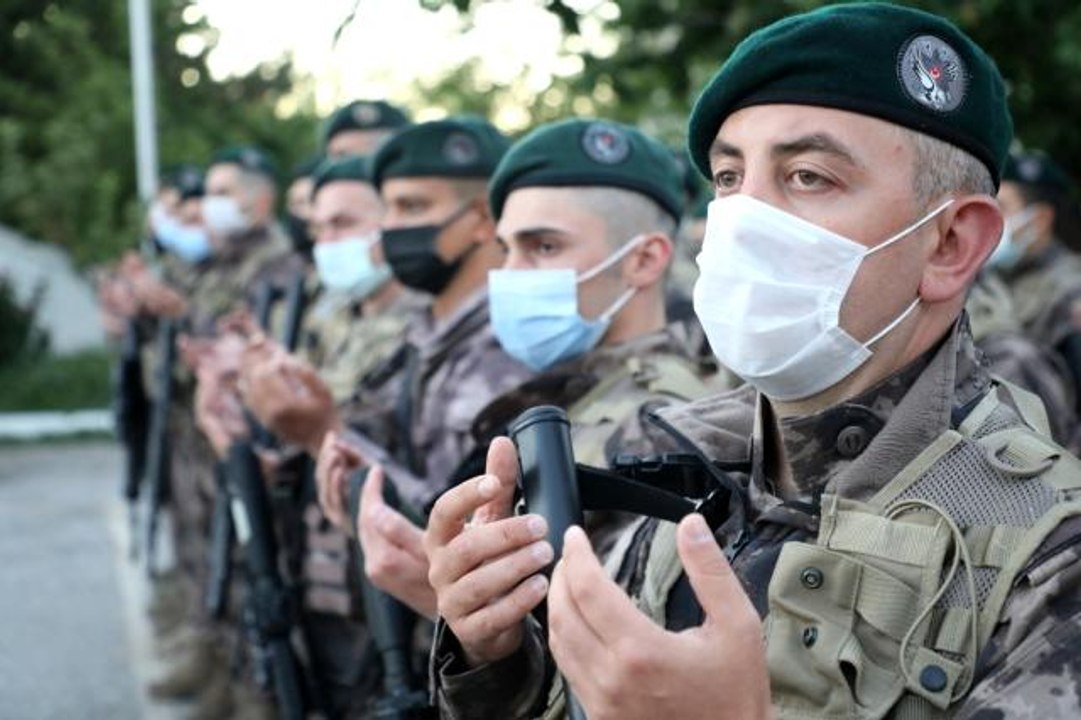 Son dakika yerel: Özel Harekat polisleri dualar eşliğinde 'Fırat Kalkanı' harekat bölgesine uğurlandı