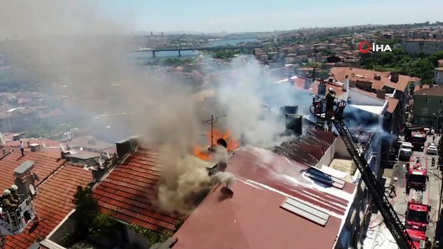 Eyüp Sultan'da 6 katlı binanın çatısında yangın çıktı