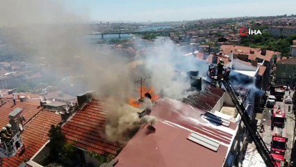 Eyüp Sultan'da 6 katlı binanın çatısında yangın çıktı