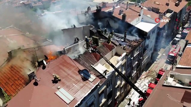 Eyüp Sultan'da 6 katlı binanın çatısında yangın çıktı