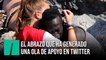 La joven de Cruz Roja que consoló a un migrante tiene que cerrar sus redes por los insultos