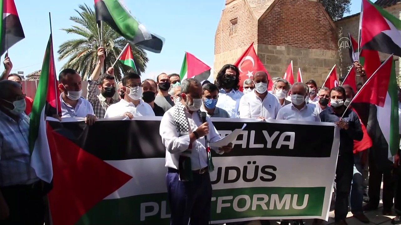 Antalya Kudüs Platformu üyeleri tarihi minareye Türk ve Filistin bayrağı astı