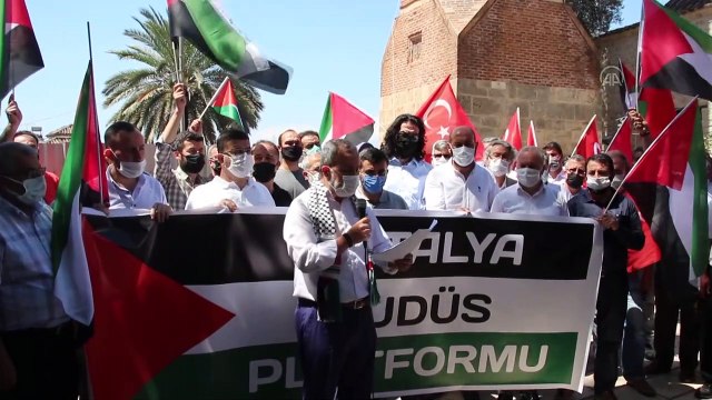 Antalya Kudüs Platformu üyeleri tarihi minareye Türk ve Filistin bayrağı astı