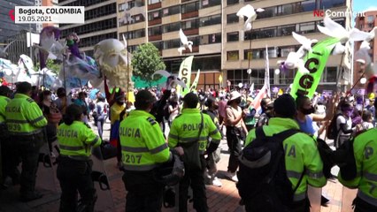 Télécharger la video: Colombia: clashes between protesters and riot police in Medellin