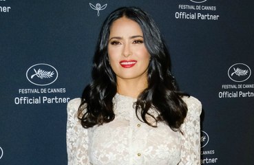 Salma Hayek revela que quase morreu após batalha contra a Covid-19