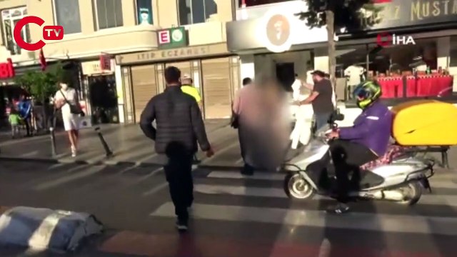 Taksim Meydanı’nda soyundu