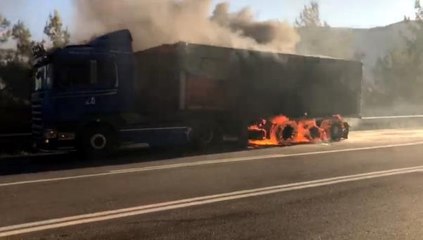 LASTİĞİ PATLAYAN TOPRAK YÜKLÜ TIR YANDI