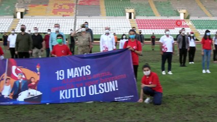 Vali gençlerle çim hokeyi oynadı