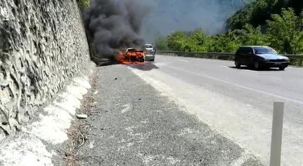 Seyir halindeki otomobil alev alev yandı