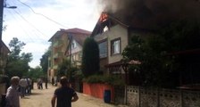 Sakarya'da evin çatısı alev alev yandı