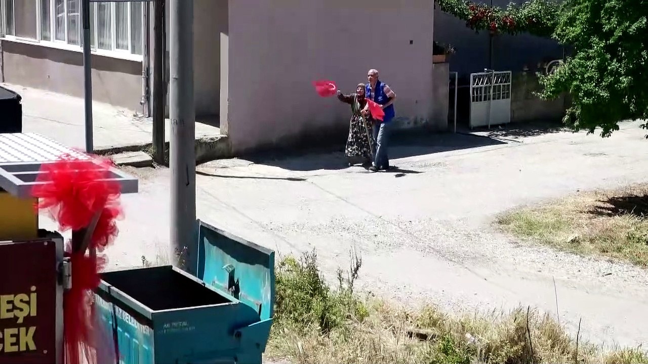 KIRKLARELİ - 19 Mayıs Marşı'nı duyunca yalın ayak sokağa koşan Emirzade ninenin görüntüleri ilgi çekti