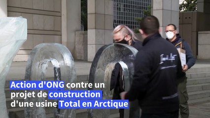 Paris: des sculptures de glace contre un projet de Total en Arctique
