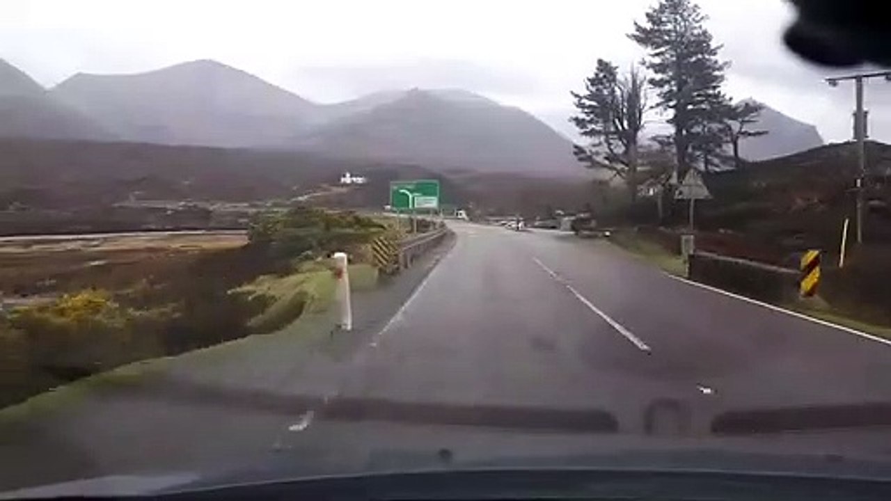 Cet automobiliste croises une voiture à contre-sens (Ecosse)... Probablement un français