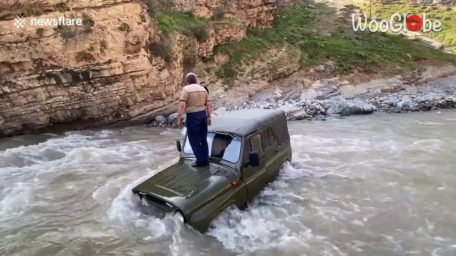 Un conducteur trop ambitieux tente de traverser une rivière en 4x4... raté