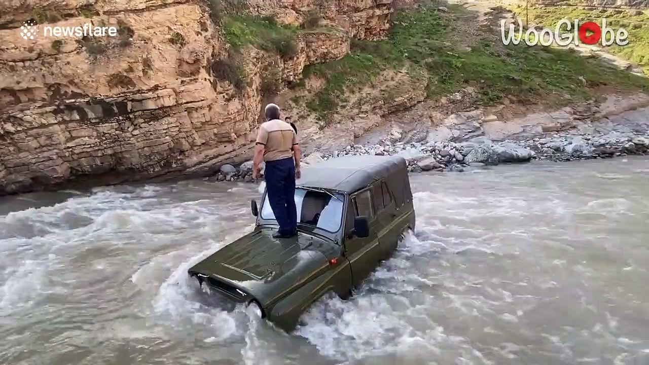 Un conducteur trop ambitieux tente de traverser une rivière en 4x4... raté