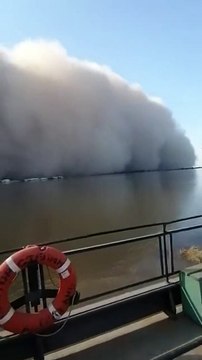 Une impressionnante tempête de sable recouvre cette ville russe