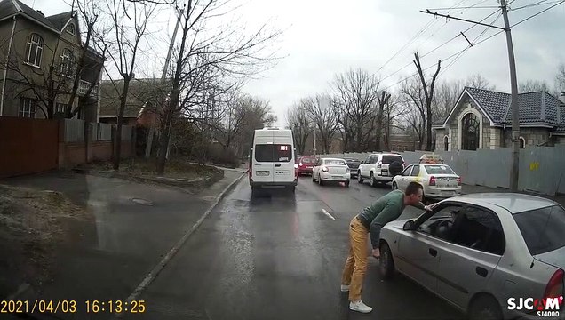 2 conducteurs sortent de leur voiture pour en venir aux mains... enfin presque. Ridicule