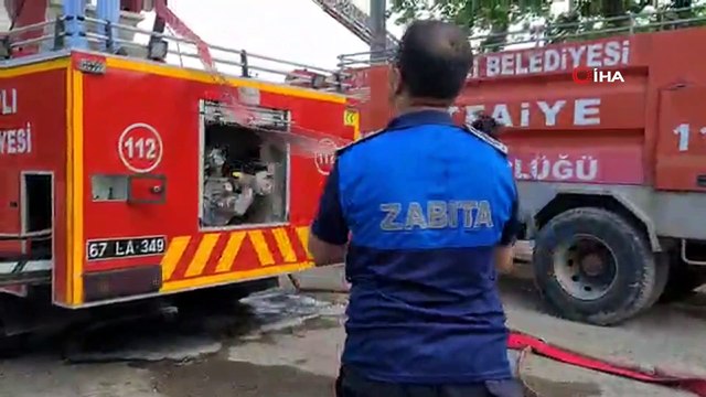 4 katlı binanın çatı katı alev alev yandı, kalabalık polis uyarılarına aldırmadı