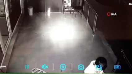 Biri gözetledi, diğeri çaldı