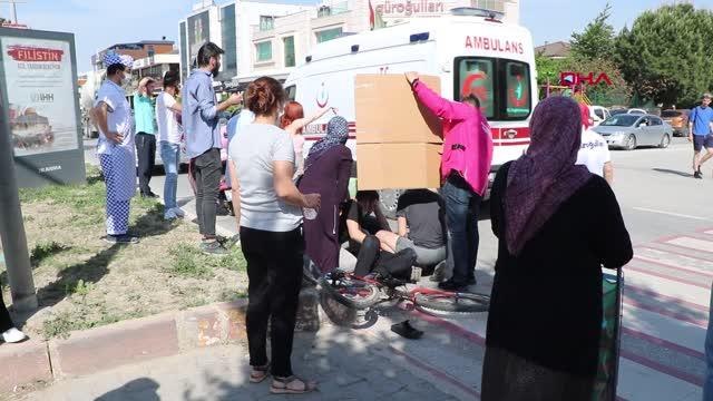 SAKARYA BİSİKLETİ İLE YAYA GEÇİDİNDEN GEÇERKEN OTOMOBİL ÇARPTI