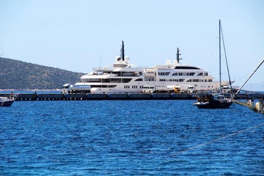 Tankerlerin biri gitti diğeri geldi, ultra lüks yat 240 bin litre yakıt aldı