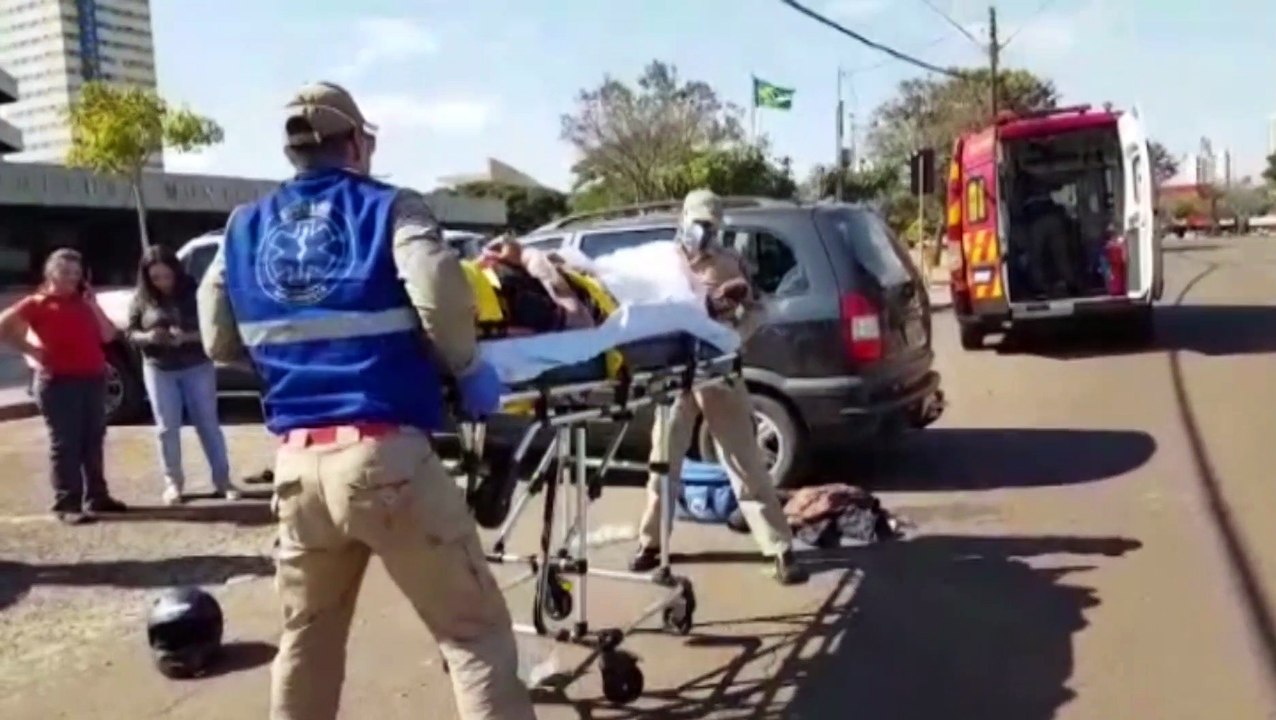 Motociclista de 20 anos fica ferido em acidente na Rua Paraná