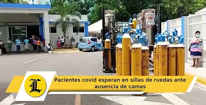 Pacientes covid esperan en sillas de ruedas ante ausencia de camas