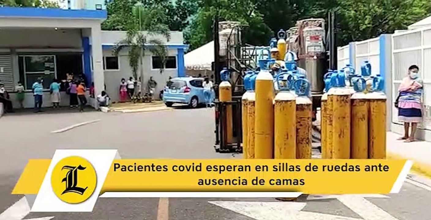 Pacientes covid esperan en sillas de ruedas ante ausencia de camas