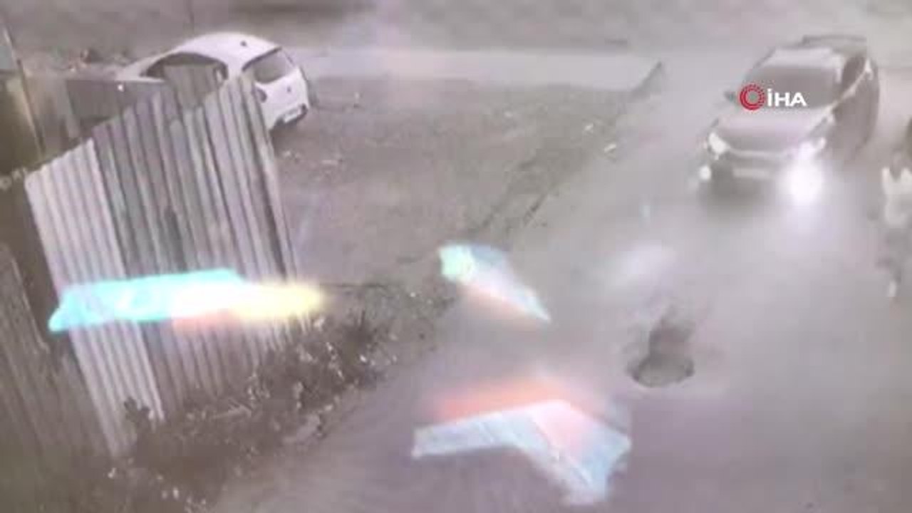 Avcılar'da şüpheli araç ortalığı birbirine kattı: Hareket halindeki araçtan indi o anlar kameraya böyle yansıdı