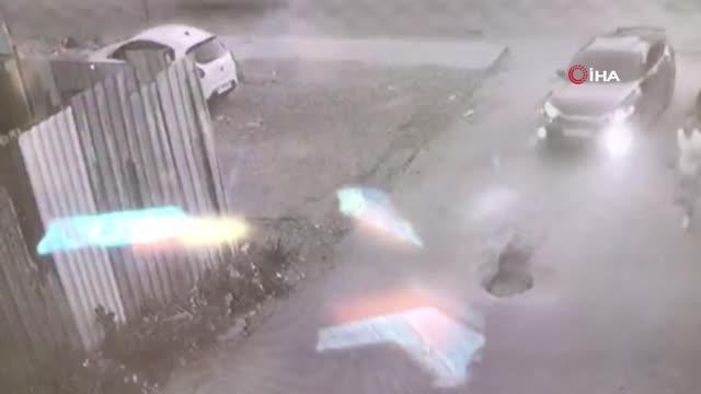 Avcılar'da şüpheli araç ortalığı birbirine kattı: Hareket halindeki araçtan indi o anlar kameraya böyle yansıdı