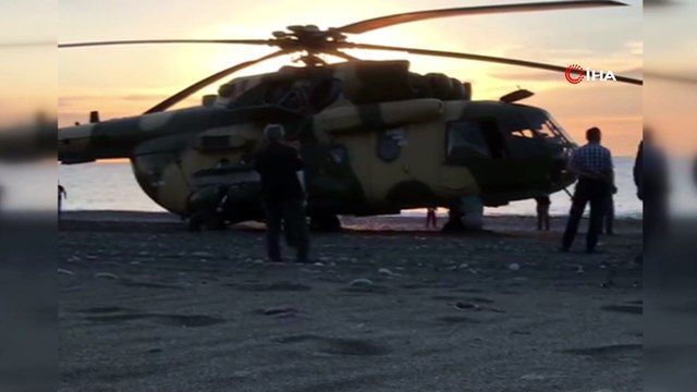 Azerbaycan bayraklı helikopter Giresun’da plaja acil iniş yaptı