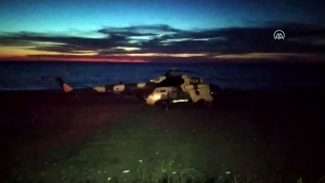 GİRESUN - Azerbaycan'a ait askeri helikopter teknik nedenle Giresun sahiline zorunlu iniş yaptı (2)