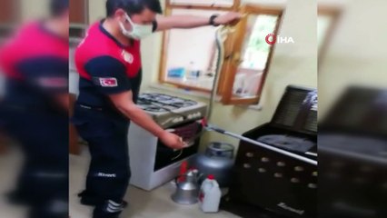 Amasya’da mutfağa giren yılanı itfaiye ekibi çıkardı