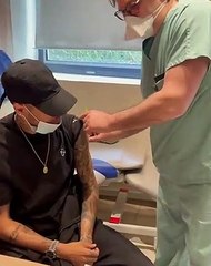 Neymar se vacina contra covid-19: 'Chegou a minha vez. Que felicidade'