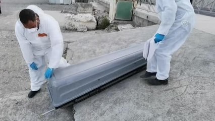Düzensiz göçmenin cansız bedeni kıyıya vurdu