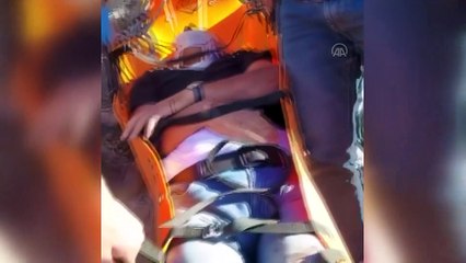 Van'da kayalıklardan düşerek yaralanan vatandaşı ekipler kurtardı