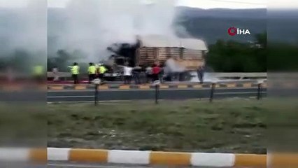 Seyir halindeki kamyon alev alev yandı