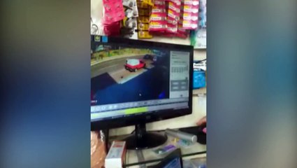 Andarilho percebe que entregador deixa carro aberto, abre compartimento e furta vários objetos