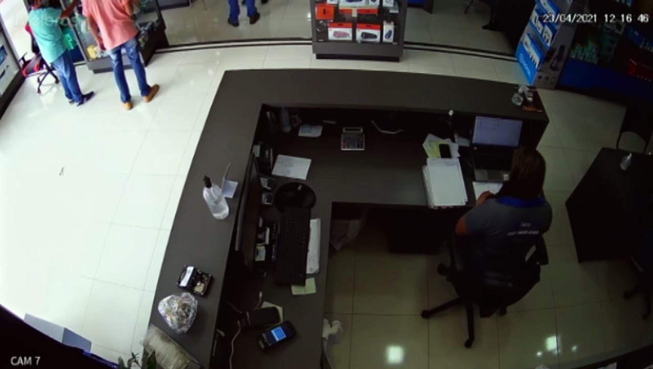 Homem pega iPhone 12 de vitrine e esconde smartphone nas calças para realizar furto