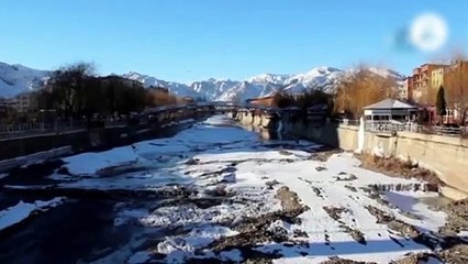 Bu adam sizce ne yapıyor?