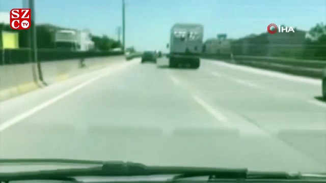 Kamyonun kasası bir anda açıldı, piknik tüpleri yola savruldu