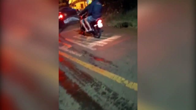 Internauta registra vazamento de água em rua no Bairro Santos Dumont; há relatos de falta de água em parte do bairro