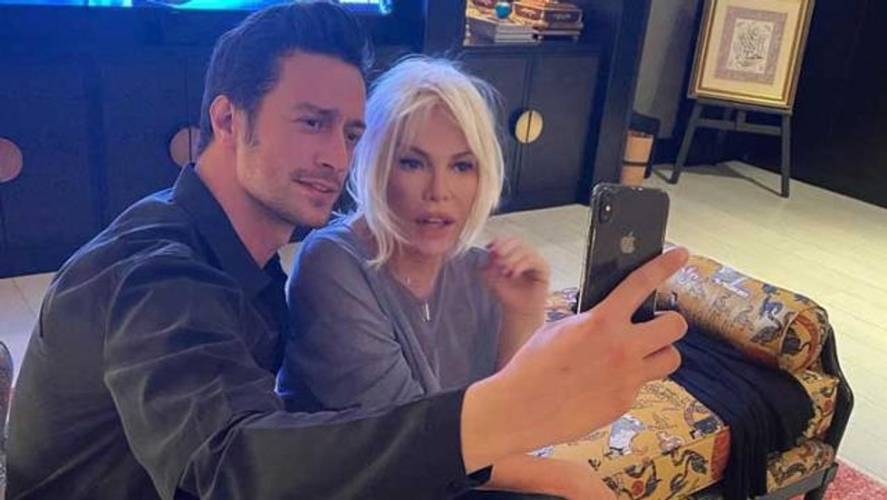 Oyuncu Feyyaz Şerifoğlu, yıllar sonra Ajda Pekkan ile buluşup başrol oynadığı Camdaki Kız'ı izledi