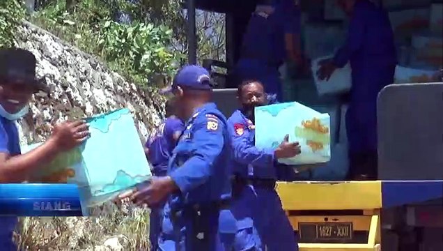 Polda NTT & BNPB Salurkan Bantuan untuk Warga Pesisir