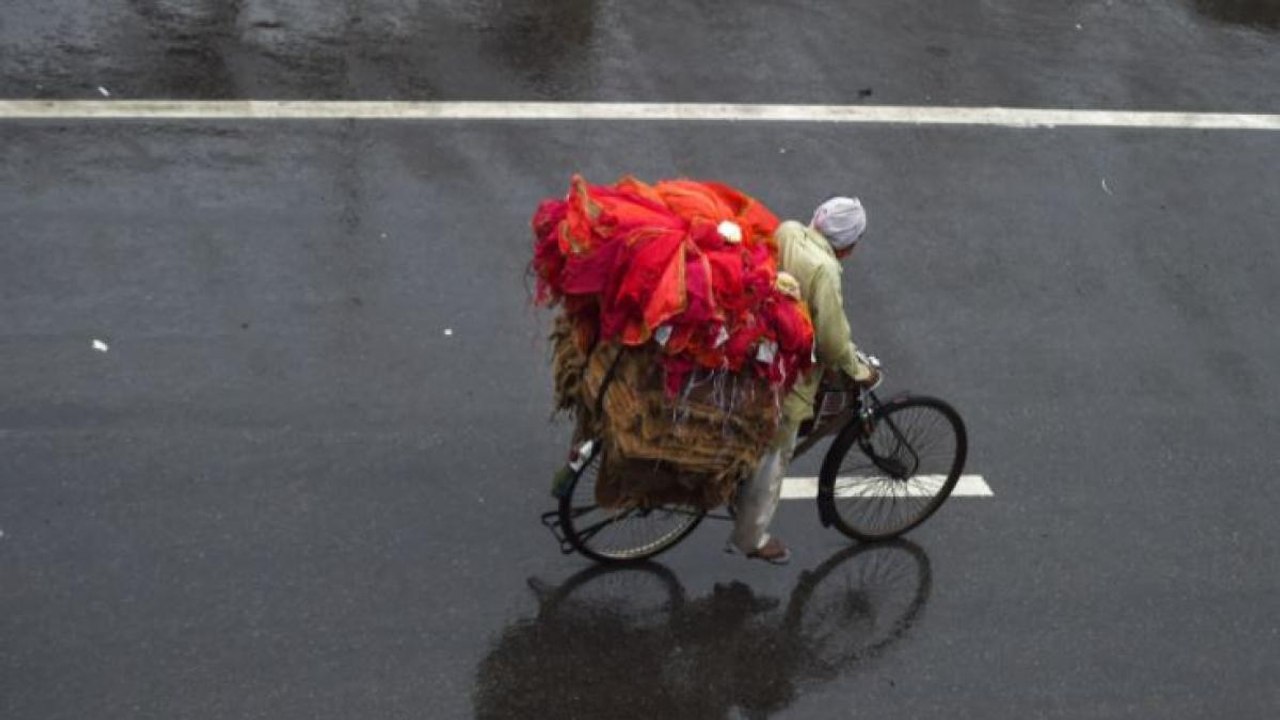 100 News: Delhi-NCR receive light spells of rain