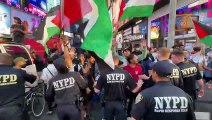NEW YORK - Times Meydanı'nda Filistin taraftarları ile İsrail yanlısı göstericiler arasında arbede çıktı