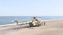 Sahile zorunlu iniş yapan Azerbaycan'a ait askeri helikopterdeki arıza giderilmeye çalışılıyor