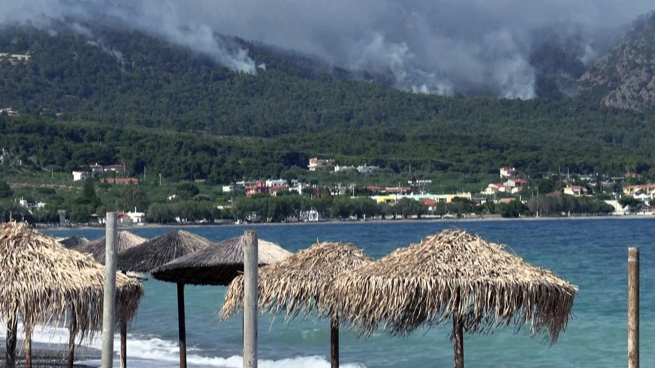Les pompiers grecs face aux flammes, les vent s'est renforcé, des centaines d'évacuations